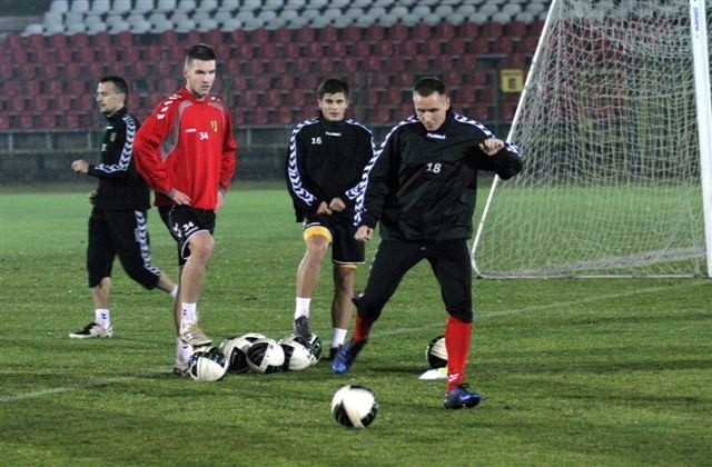 Drugi środowy trening Korony odbył się na stadionie przy ulicy Szczepaniaka. Z piłką Paweł Golański.