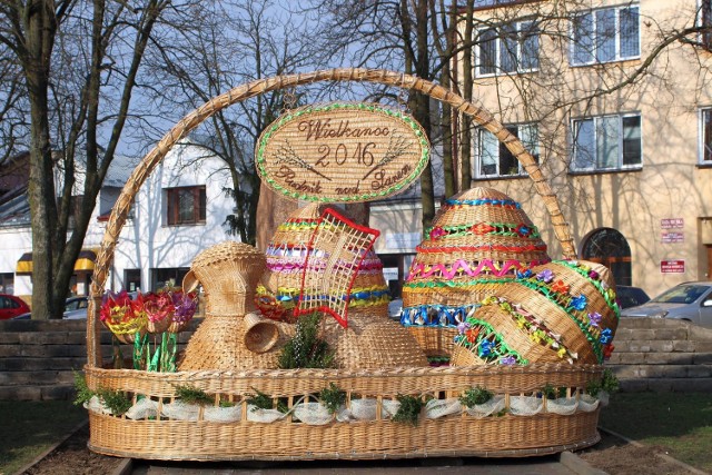 Wielkanocny wiklinowy kosz w stolicy polskiej wikliny jest prawdopodobnie największym koszem na świecie.