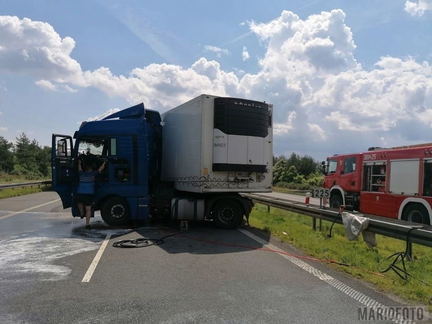 Ciężarówka zablokowała A4 w okolicach węzła w Prądach. Potężny korek na autostradzie. Akcja trwała 9 godzin