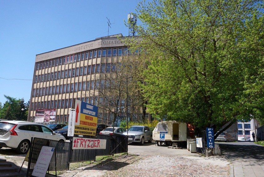 Lublin: Budynek stomatologii przy ul. Karmelickiej został sprzedany. Powstaną tu bloki z parkingiem