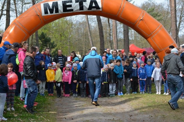 W 226- tą rocznicę uchwalenia Konstytucji 3 maja - drugiej konstytucji na świecie, a pierwszej w Europie, w całym kraju organizowane są uroczyste obchody. Borneńskie uroczystości przebiegały w tym roku według nowego – bo nastawionego na sport i rekreację – scenariusza. Teren rekreacyjny przy jeziorze Pile stał się zatem areną biegów, pokazów akrobatycznych oraz wszelkich animacji dla dzieci. Imprezę rozpoczęły zmagania przedszkolaków, które pokonywały biegiem dystans pięćdziesięciu metrów, a kontynuowały go kolejne – coraz starze roczniki dzieci – ścigając się na dystansach trzystu i sześciuset metrów. Niezależnie od wyniku, każdy z uczestników biegu mógł liczyć na słodki upominek, balon, a przed wszystkim pamiątkowy medal. W przerwie od sportowych zmagań najmłodsi mogli skorzystać ze zjeżdżalni w dmuchanym zamku, kuchni polowej, licznych kramów z zabawkami czy stanowiska z malowaniem buziek. Wszystkie dzieci mogły też spróbować swoich sił w konkursie plastycznym, a ich rodzice dokonać bezpłatnego pomiaru tłuszczu w organizmie i określenia masy BMI. Swoje niezwykłe umiejętności zaprezentowały dziewczęta z Akrobatycznego Klubu Sportowego „Darzbór” Szczecinek oraz zawodnicy z ULKS Teakwondo w Bornem Sulinowie. O godzinie 13:30 wystartował „Bieg Wolności” w którym ponad setka uczestników z całego regionu pokonała dystans pięciu lub dziesięciu kilometrów. Spotkanie zakończył koncert skrzypcowy „W hołdzie konstytucji”.