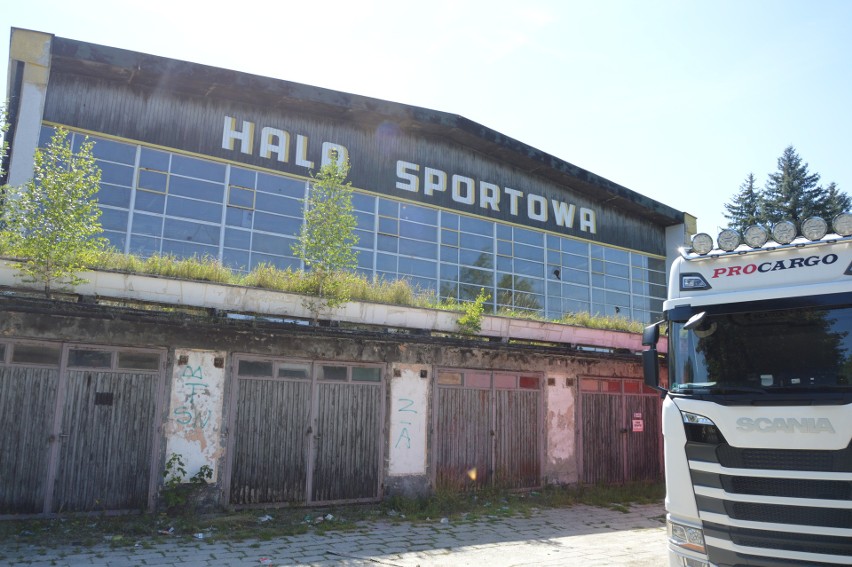 Limanowa. Ruina po domu wczasowym i hali sportowej straszy mieszkańców. Te zdjęcia mówią same za siebie. Coś dla fanów urbexu