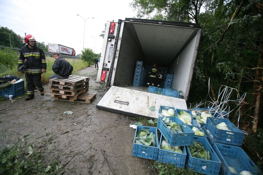 Na A4 w Katowicach przewrócił się tir