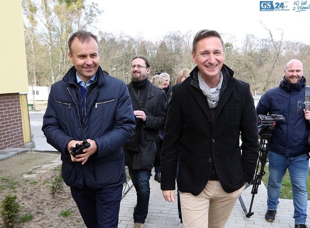 Politycy Platformy Obywatelskiej zainaugurowali akcję Cała Polska sadzi drzewa. Za łopaty chwycili marszałek Olgierd Geblewicz, poseł Norbert Obrycki i senator Tomasz Grodzki. Kibicował im radny Szczecina Łukasz Tyszler.  Drzewa zostały posadzone na terenie szpitala w Zdrojach