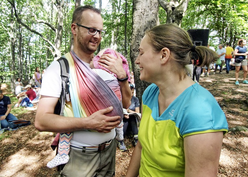 Odkryj Beskid Wyspowy. W sobotni wieczór wspięli się na Luboń Wielki, a w niedzielny poranek pokonali Grodzisko