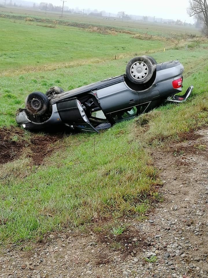 Knyszyn. Dachowanie audi na DK 65. Kierowca zbiegł z miejsca zdarzenia [ZDJĘCIA]