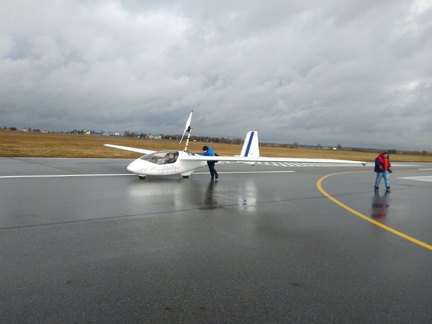 Motoszybowiec AOS-H2 już po testach na pasie startowym Ośrodka Kształcenia Lotniczego Politechniki Rzeszowskiej w Jasionce [ZDJĘCIA]