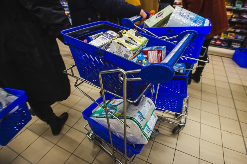 Miesięczne wydatki Polaka na żywność i napoje bezalkoholowe...