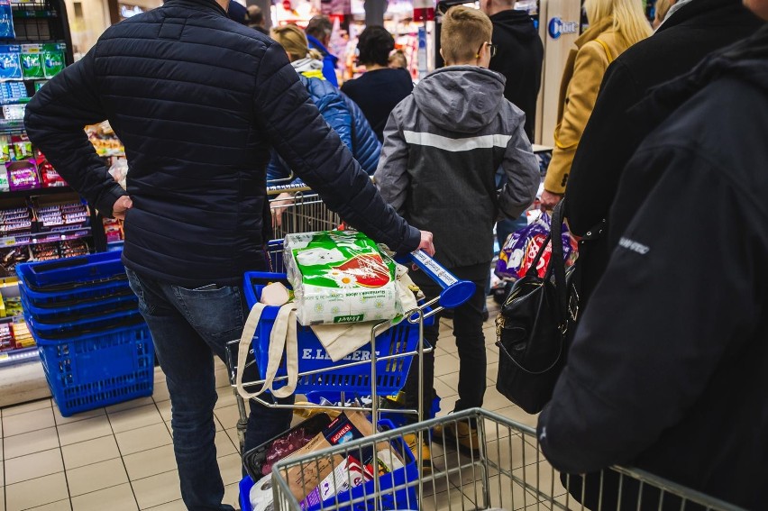 Miesięczne wydatki Polaka na żywność i napoje bezalkoholowe...