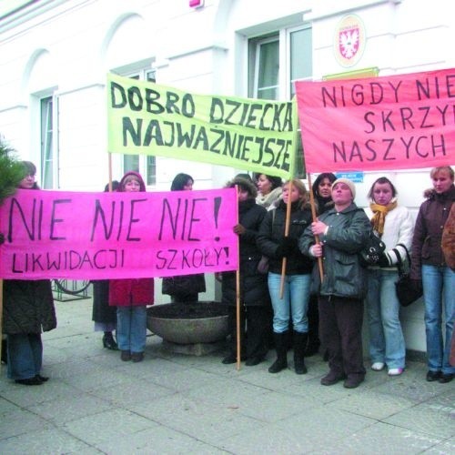 Kulminacją protestu rodziców przeciw likwidacji Szkoły Podstawowej nr 5 była pikieta pod ratuszem