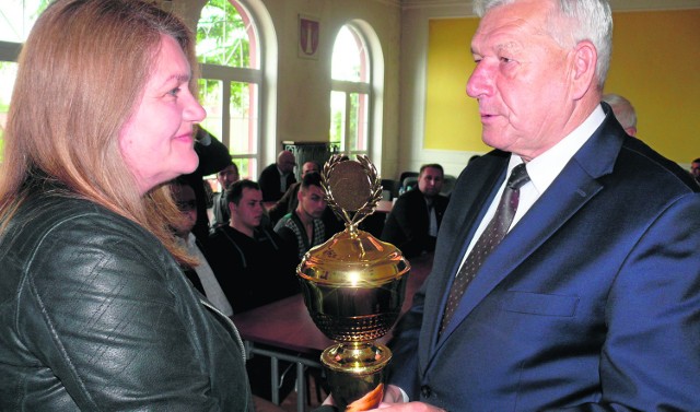 Puchar z rak posła Mirosława Pawlaka odbiera Maria Karoń, prezes Łuczniczego Ludowego Klubu Sportowego Karima Prząsław.