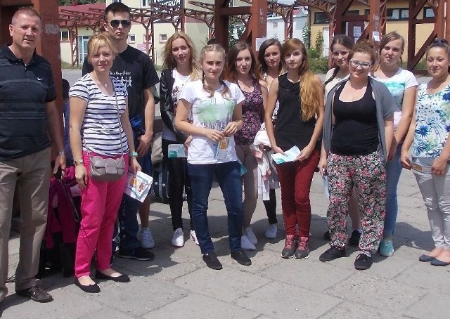 Grupa młodzieży z Zespołu Szkół Ponadgimnazjalnych numer 2 w Tarnobrzegu wraz z dyrektorem Markiem Szczytyńskim (pierwszy z lewej) tuż przed wyjazdem do Niemiec.
