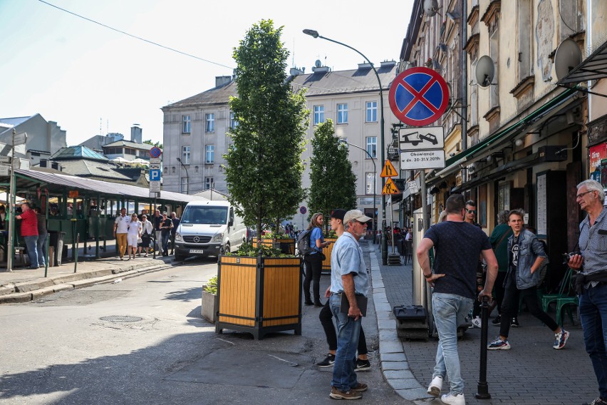 Kraków. Ciągła prowizorka na placu Nowym i konflikt z konserwatorem o donice