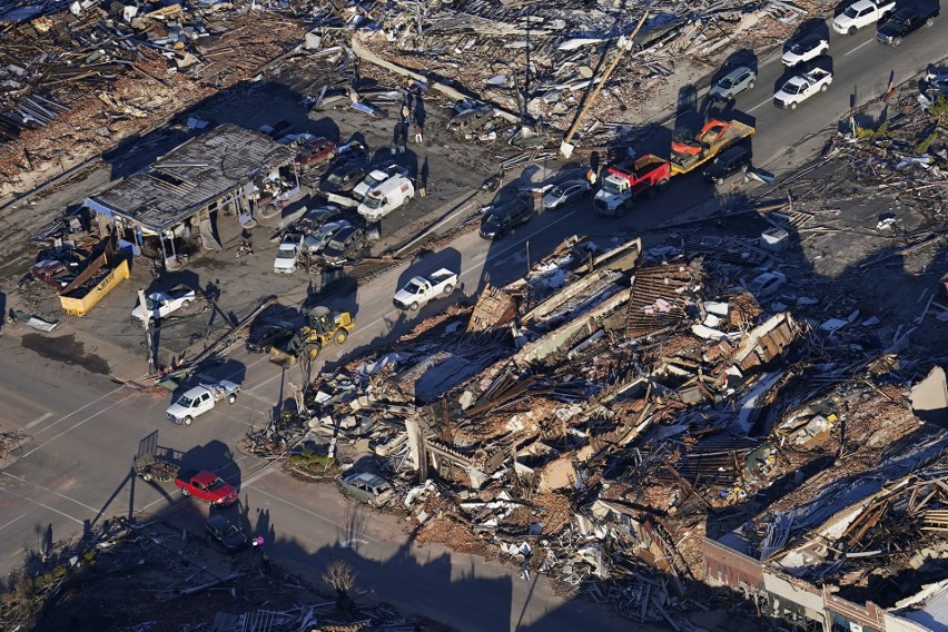 USA: Desperackie poszukiwania ocalałych po przejściu zabójczych tornad. Ponad stu zabitych (WIDEO)