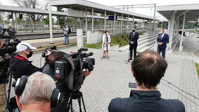 Na dworcu w Solcu - wystąpili (obok burmistrz Teresy Substyk) Rafałowie - Bruski i Trzaskowski.