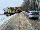 Wypadek ciężarówki na Dolnym Śląsku.  Auto wypadło z drogi. Tragiczne warunki na drogach