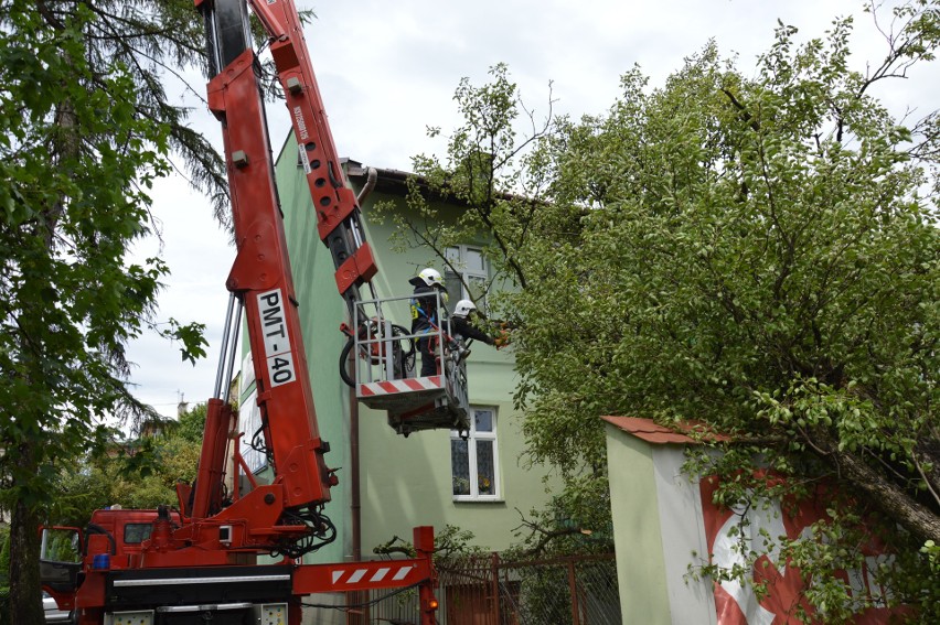 Gwałtowna burza w Tarnowie, ranni i spore zniszczenia [ZDJĘCIA INTERNAUTÓW]