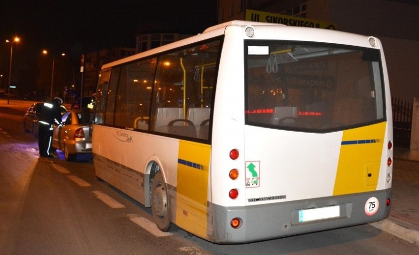 W Tarnobrzegu kierowca autobusu prawdopodobnie zagapił się i najechał na tył opla 