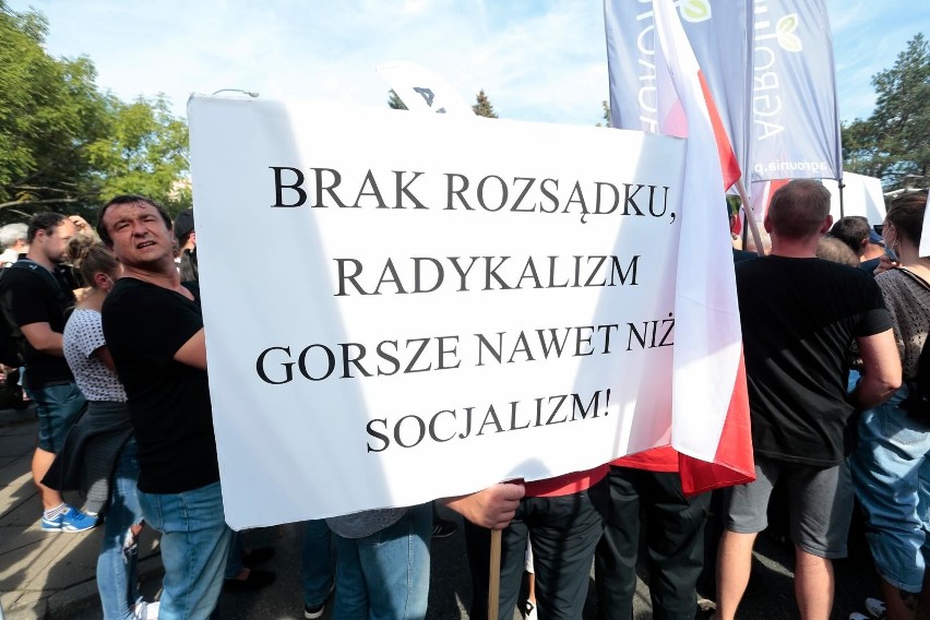 Przeciwko "Piątce Kaczyńskiego" suweren protestuje w całej...