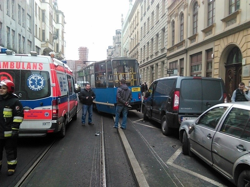 Wrocław: Wypadek na Krupniczej. Tramwaj wykoleił się i uderzył w samochody. Są ranni (ZDJĘCIA, FILM)