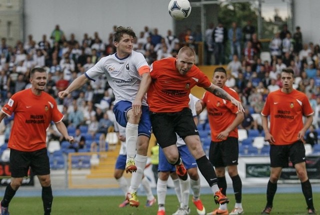Kamil Kościelny (na biało-niebiesko) wpisał się na listę strzelców, ale jego gol z 2. minuty spotkania w Brzesku nie dał Stali punktów.