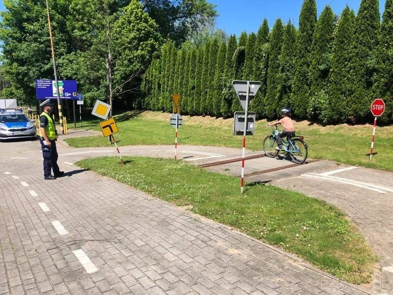 Egzaminy na kartę rowerową pod okiem policjantów. Uprawnienia do kierowania zdobyli wszyscy egzaminowani