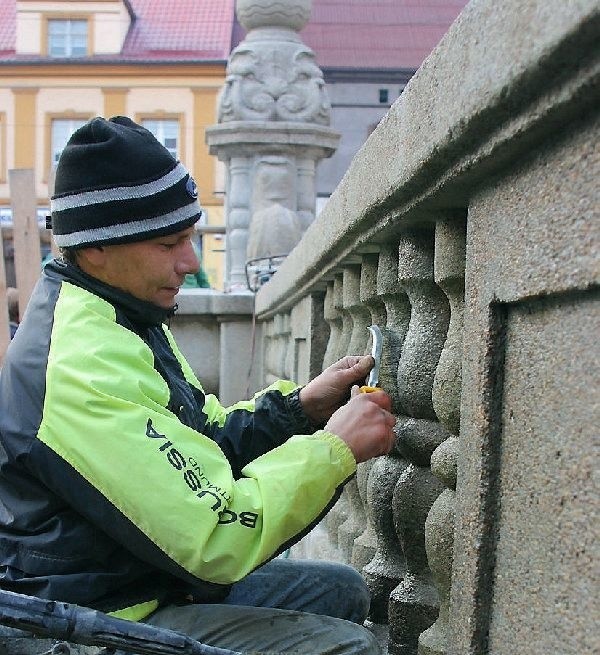 Fachowcy z Zakładu Konserwacji Zabytków z  Malborka "fakturują" odnowione części  balustrady, aby ich powierzchnia była dokładnie  taka, jak starych, nie zniszczonych elementów.  Wierzchnia warstwa musi być nieco chropowata.