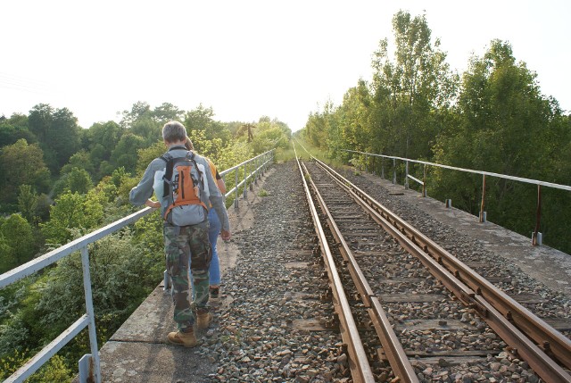 Turyści na wiadukcie kolejowym w Buszkowie