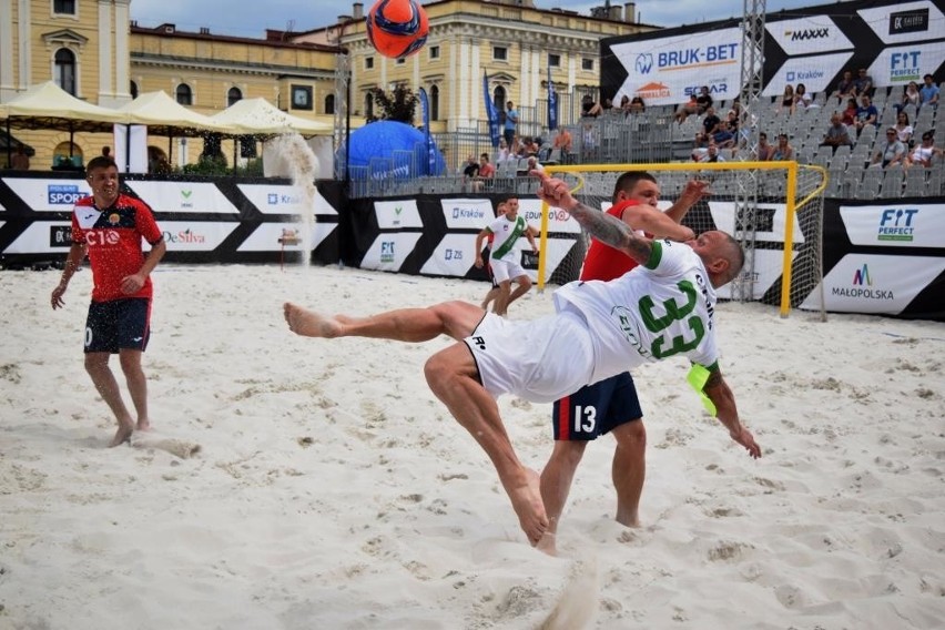 Takiej imprezy jeszcze nie było! Od 17 sierpnia plaża na kieleckim Rynku. Ponad dwa tygodnie gry na piasku w piłkę nożną, ręczną i siatkówkę