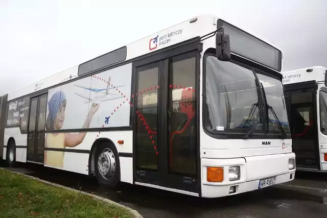 Dwa autobusy spółka lotniskowa odkupiła od Miejskiego Przedsiębiorstwa Komunikacji, a później zmodernizowała.