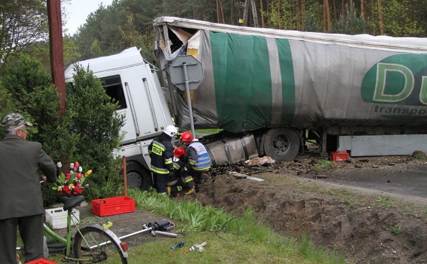 Wypadek na trasie Tarnobrzeg - Mielec. Zderzyły się trzy pojazdy 