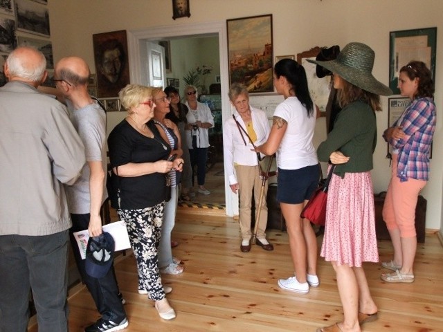 Artyści szukali inspiracji w Galerii Malarstwa Punktu Informacji Turystycznej oraz Izbie Leśmiana.
