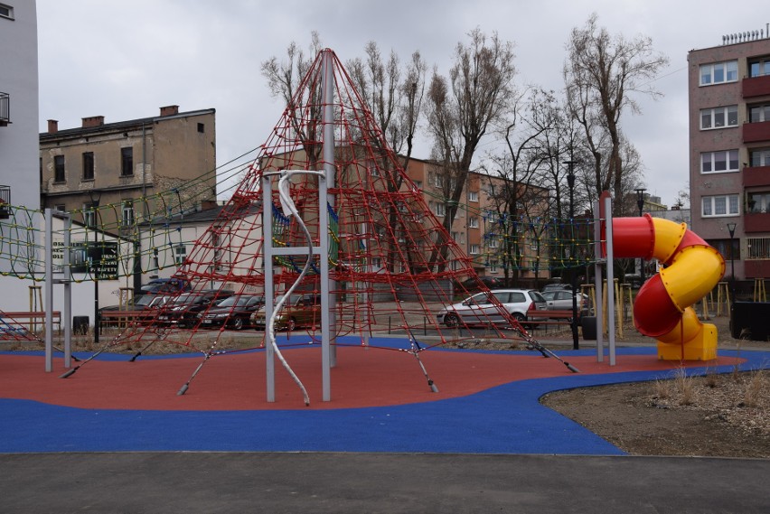 Częstochowa: Nowy plac przy ulicy Perepeczki uroczyście otwarty. Jest plac zabaw dla dzieci, stojaki na rowery i tor rowerowy