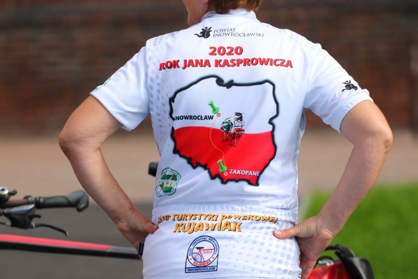 Cykliści z KTR Kujawiak podczas podpisania umowy ze...