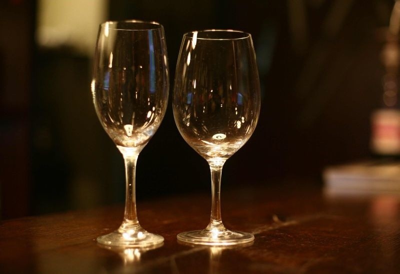 Kieliszek do białego wina (z lewej) przypomina kształt...