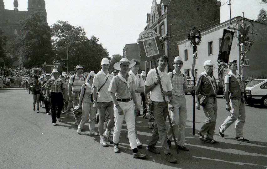 Rybnicka Pielgrzymka na początku lat 90. [ZDJĘCIA ARCHIWALNE]