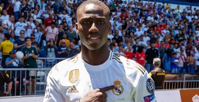 10. Ferland Mendy Lewy obrońca przeniósł się do Realu Madryt za 48 mln euro (źródło Transfermarkt.pl) i jest to obecnie 10. pozycja w rankingu. Francuz zagrał tylko 2 spotkania w reprezentacji narodowej i 8 w Lidze Mistrzów, ale to nie zraziło Królewskich przed zapłaceniem grubej kasy za byłego piłkarza Olympique Lyon. Mendy będzie rywalizował o miejsce w składzie z legendą Realu Marcelo, który najlepsze lata ma już za sobą. Inny lewy obrońca, Sergio Reguilón nie ma najwyższych notowań u Zinedine Zidana i dlatego trener Los Blancos sięgnął po swojego rodaka. Mendy do tej pory w Ligue 1 zagrał 57 spotkań, w których strzelił 2 gole i zaliczył 5 asyst. 24-letni Francuz został tym samym drugim najdroższym lewym obrońcą świata.