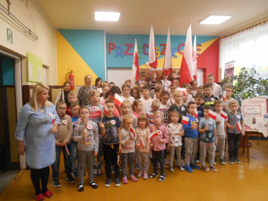 Uczniowie Zespołu Szkolno-Przedszkolnego w Żelisławicach śpiewali Hymn Polski [ZDJĘCIA]