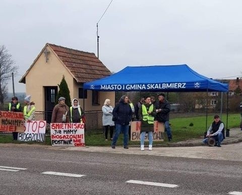 Mieszkańcy gminy Skalbmierz nie ustępują. W czwartek zorganizowali w Sielcu Biskupim kolejny protest