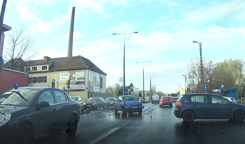 Wypadek na ul. Fordońskiej. Są utrudnienia w stronę centrum Bydgoszczy [zdjęcia]