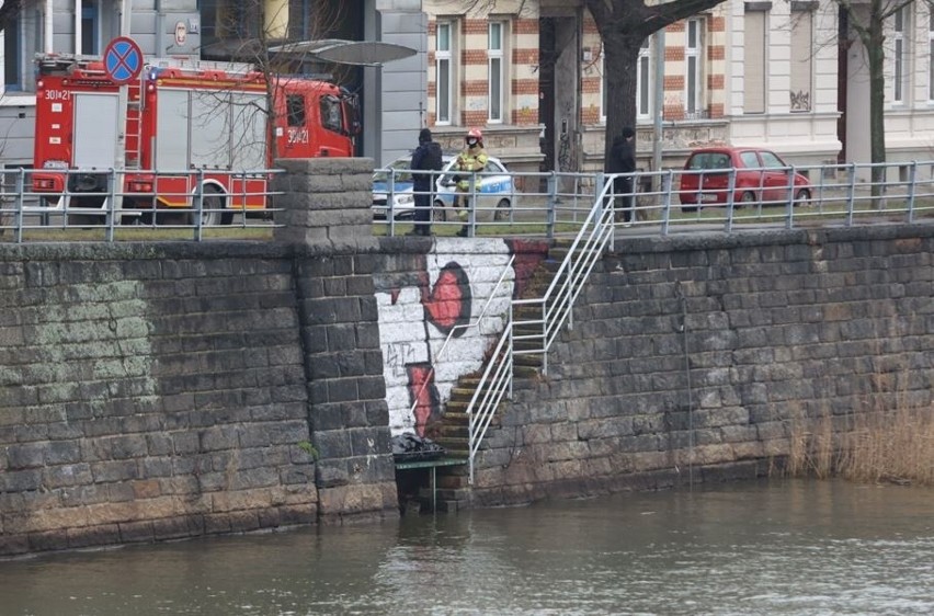 Z Odry koło mostu Grunwaldzkiego w centrum Wrocławia...