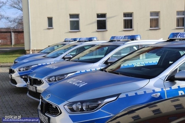 Dolnośląscy policjanci otrzymali kolejne nowe pojazdy. 55 radiowozów oznakowanych oraz nieoznakowanych różnych marek pojawi się na drogach województwa.Fot. Policja.pl