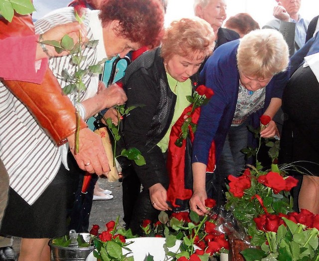 Uczestnicy nabożeństwa do św. Rity są obdarowywani różami