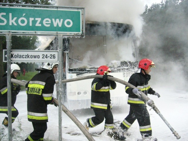 To nie śnieg, lecz piana, którą strażacy OSP z Rynarzewa gasili niedawno autobus w Kołaczkowie