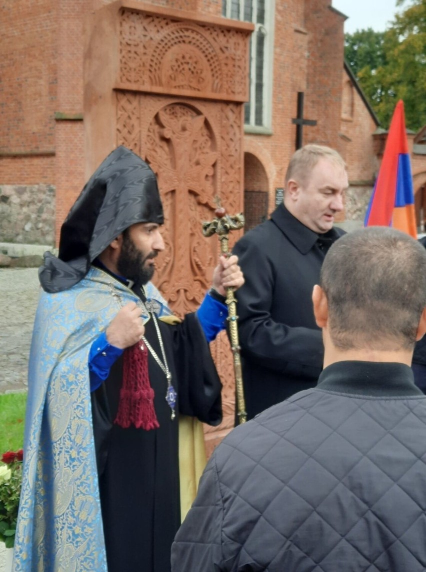 Ormiański chaczkar stanął przy kartuskiej kolegiacie. To dar od Ormian, dla których Polska stała się domem. Zdjęcia