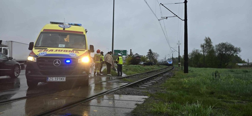 Potrącenie rowerzysty przez pociąg w Koszalinie. Mężczyzna ciężko ranny [ZDJĘCIA]