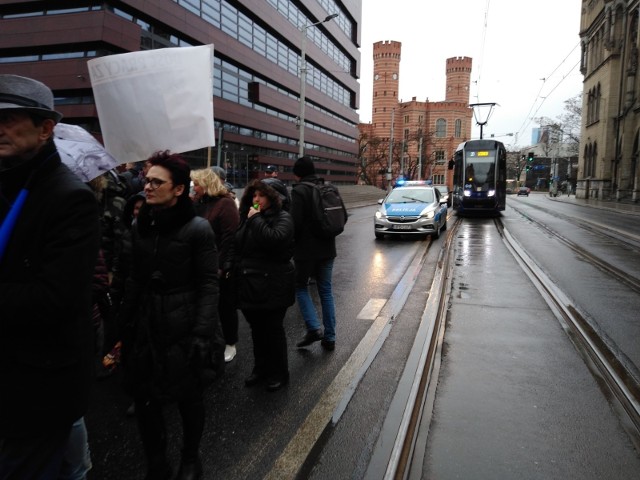 Protest pracowników sądów i prokuratur z pewnością bardzo mocno utrudni w piątek ruch w centrum Wrocławia