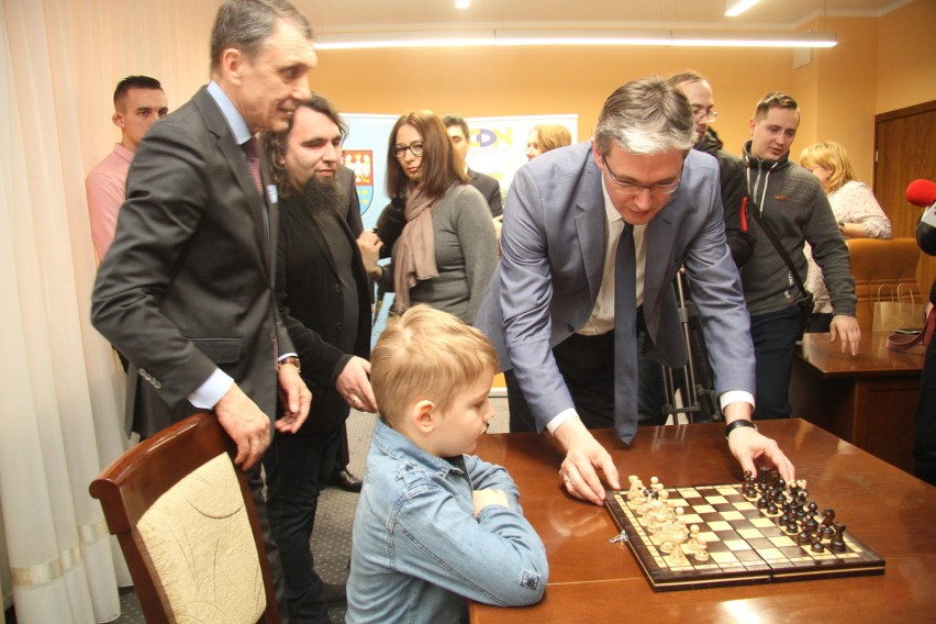 Świętokrzyskie. Ponad tysiąc zestawów do gry w szachy trafi do 124 szkół w regionie