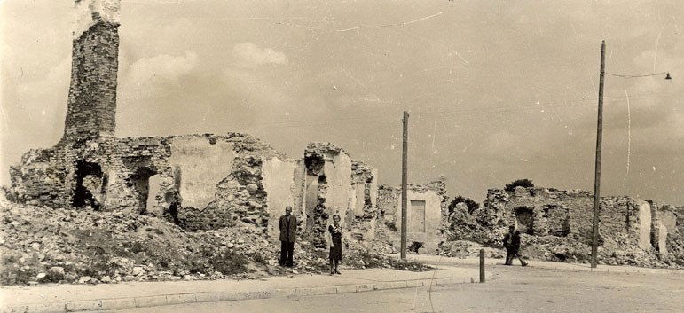 Zbombardowana przez Niemców dzielnica żydowska w Tomaszowie...