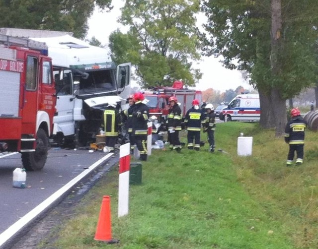 Siła uderzenie musiała być ogromna. Ciężarówka ma mocno rozbity przód.